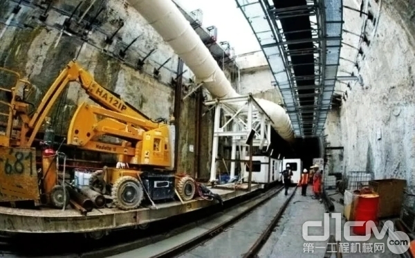 在某城市的地鐵施工中，<a href=http://product.d1cm.com/bijiazuoyeche/ target=_blank>高空作業(yè)平臺</a>為管道的搭建起到了關(guān)鍵作用